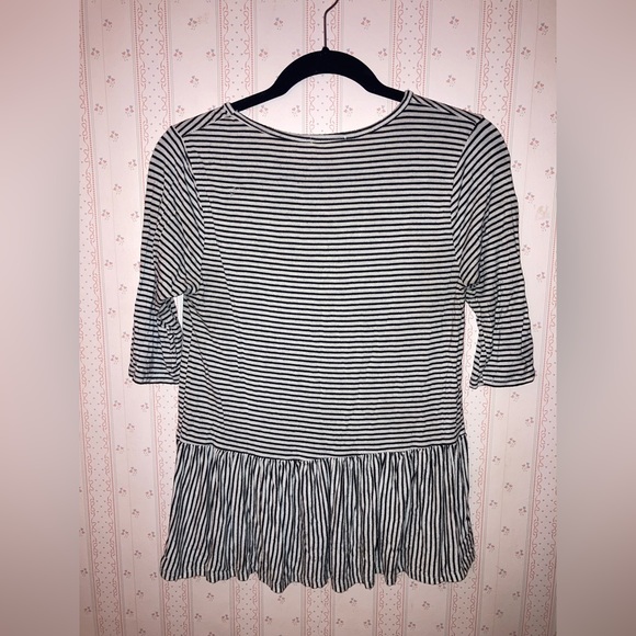 Casual 3/4 sleeve shirt perfect for work/school! Size medium - Picture 2 of 4